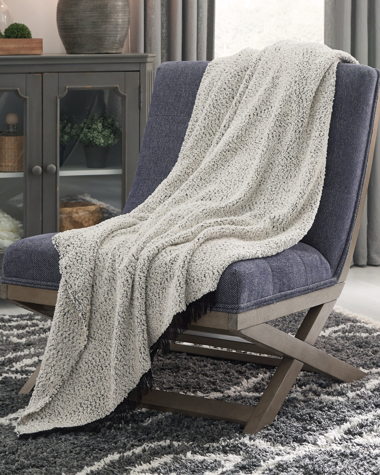 Nashville Furniture Outlets - Ashley Furniture - Leonita Throw - Throw / Black/White - A1000769T