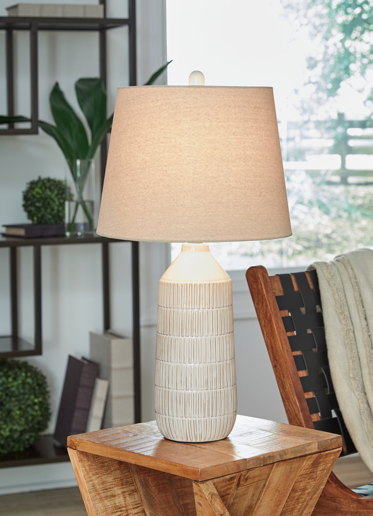 Nashville Furniture Outlets - Ashley Furniture - Willport Lighting - Ceramic Table Lamp (Set of 2) / Off White - L177994