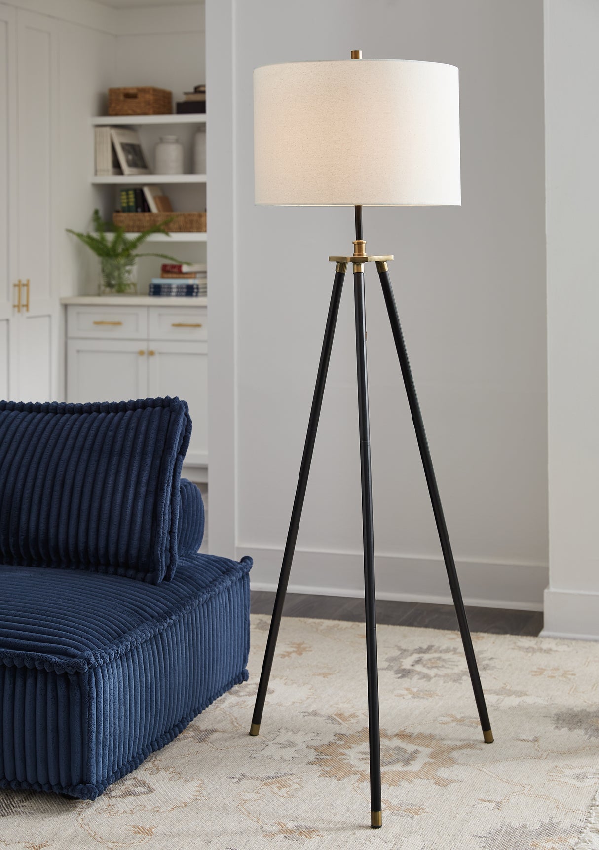 Nashville Furniture Outlets - Ashley Furniture - Cashner Lighting - Metal Floor Lamp (1/CN) / Black/Gold Finish - L206101