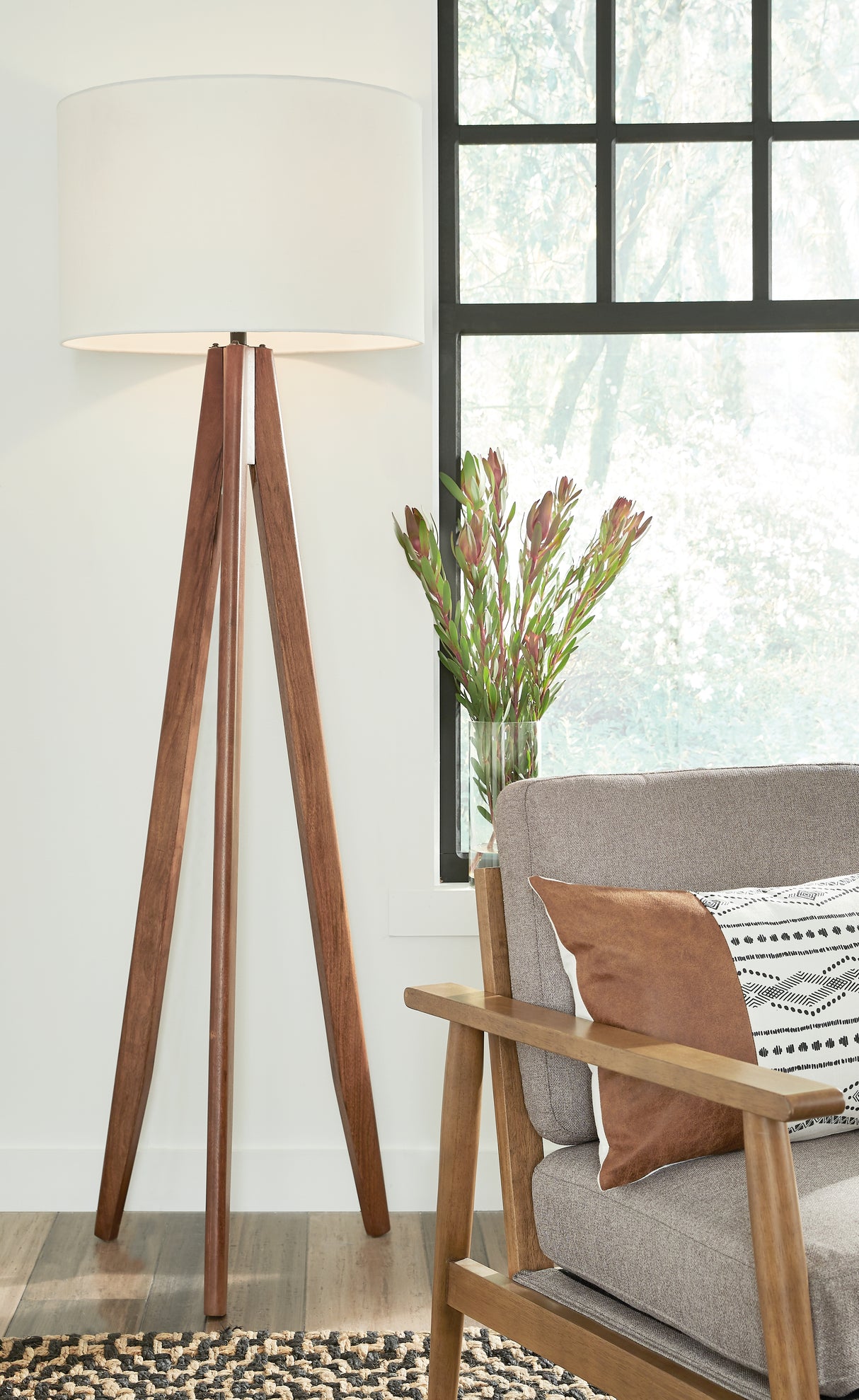 Nashville Furniture Outlets - Ashley Furniture - Dallson Lighting - Wood Floor Lamp (1/CN) / Brown - L329011