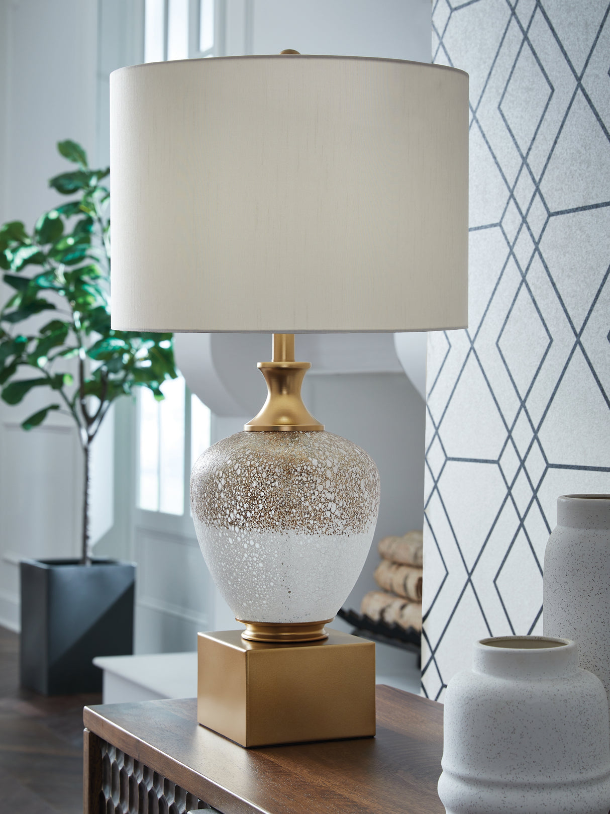 Nashville Furniture Outlets - Ashley Furniture - Tavisburg Lighting - Glass Table Lamp (1/CN) / Brown/White/Gold - L430894