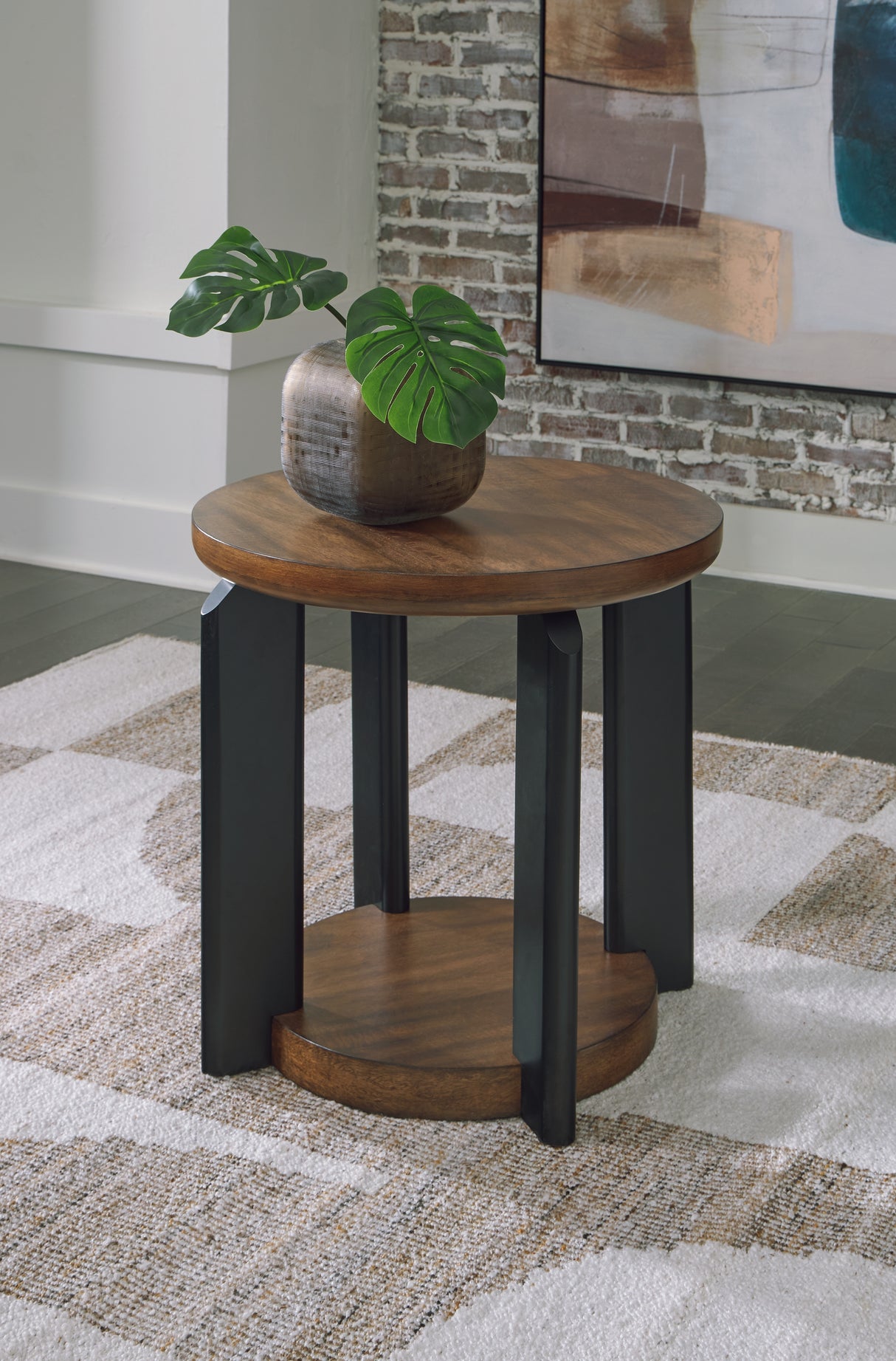 Nashville Furniture Outlets - Ashley Furniture - Kraeburn End Table - Round End Table / Brown/Black - T624-6