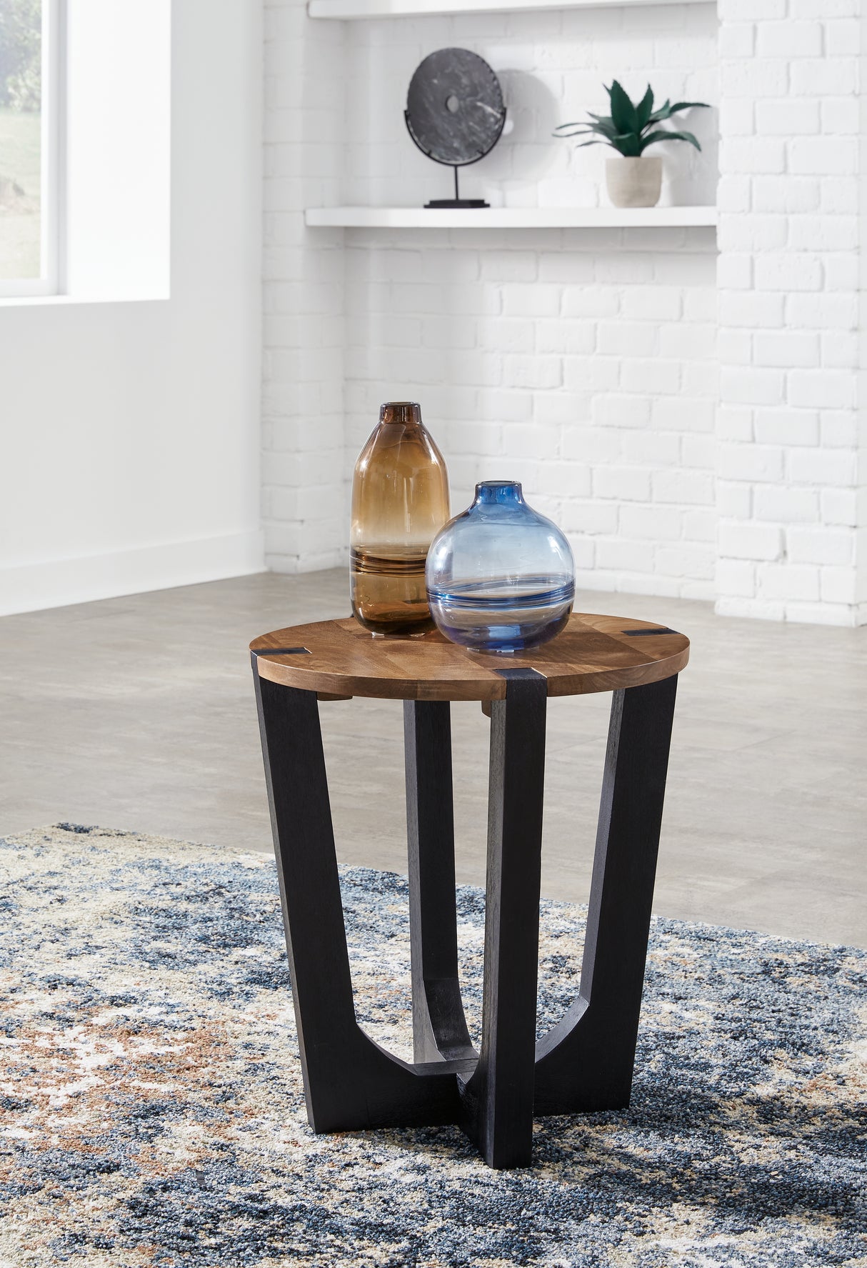 Nashville Furniture Outlets - Ashley Furniture - Hanneforth End Table - Round End Table / Brown/Black - T726-6